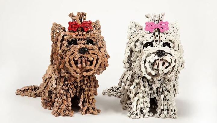 [Recycl’Art] Ces artistes qui donnent une seconde vie au vélo ♻️ Les lustres de Joe O’Connell et Blessing Hancock & les sculptures de chiens de Nirit Levav